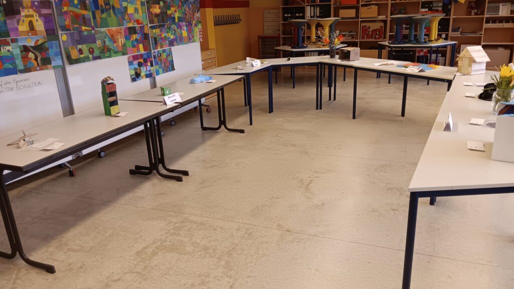 Kunstwerke der Klasse 5b im Rampenlicht